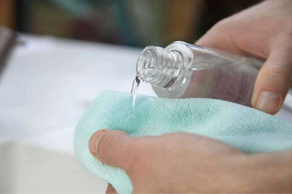 Cách Tẩy Vết Sơn Dính Trên Quần Áo Trong Nháy Mắt Cồn 95 độ có tác dụng hòa tan sơn rất tốt