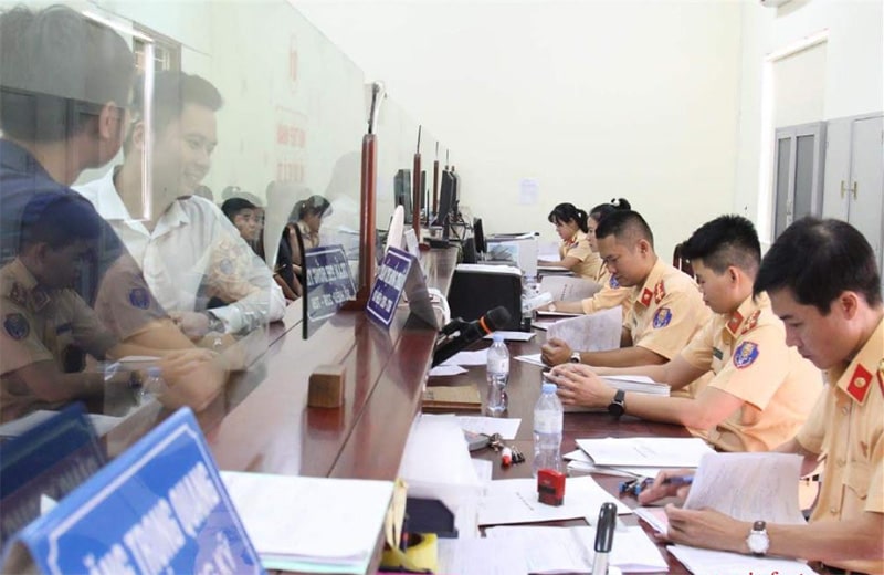 SƠN LẠI Ô TÔ CÓ CẦN ĐĂNG KIỂM KHÔNG? HƯỚNG DẪN CHI TIẾT TỪ A - Z dua xe den co quan dang ky