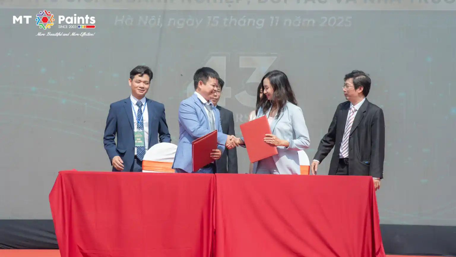 Buổi ký kết hợp tác giữa Công Ty Cổ Phần Sơn MT & Khoa Công Nghệ Ô Tô – Trường Đại Học Đông Đô