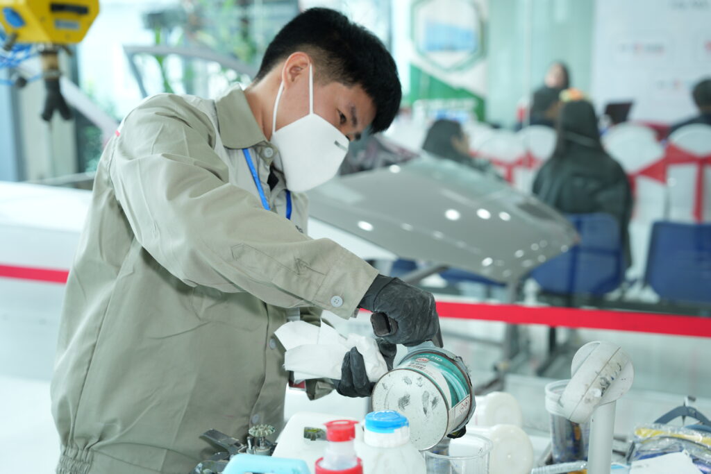 Sơn đổi màu xe ô tô: Quy trình 13 bước sơn ô tô chuẩn Đức Sơn đổi màu xe ô tô: Quy trình 13 bước sơn ô tô chuẩn Đức